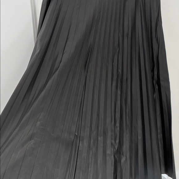 NWOT Simons XL Vegan Leather Black Pleated Midi Skirt - Picture 5 of 5